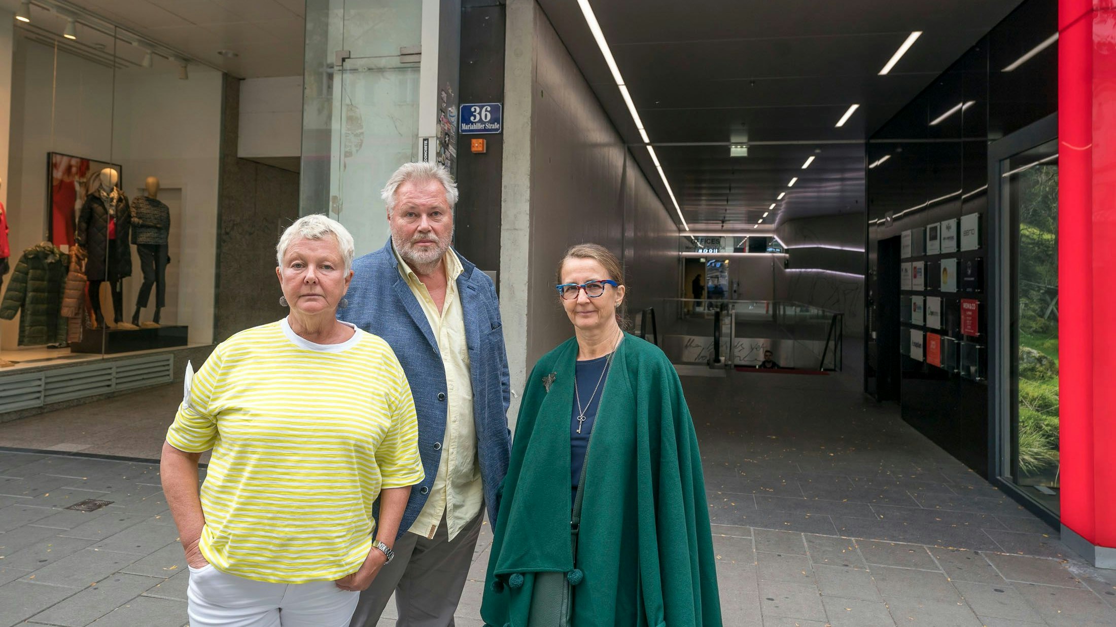Anrainer um Orf-Journalistin Brigitte Handlos vor dem Hidden Club in der Mariahilfer Straße 36.