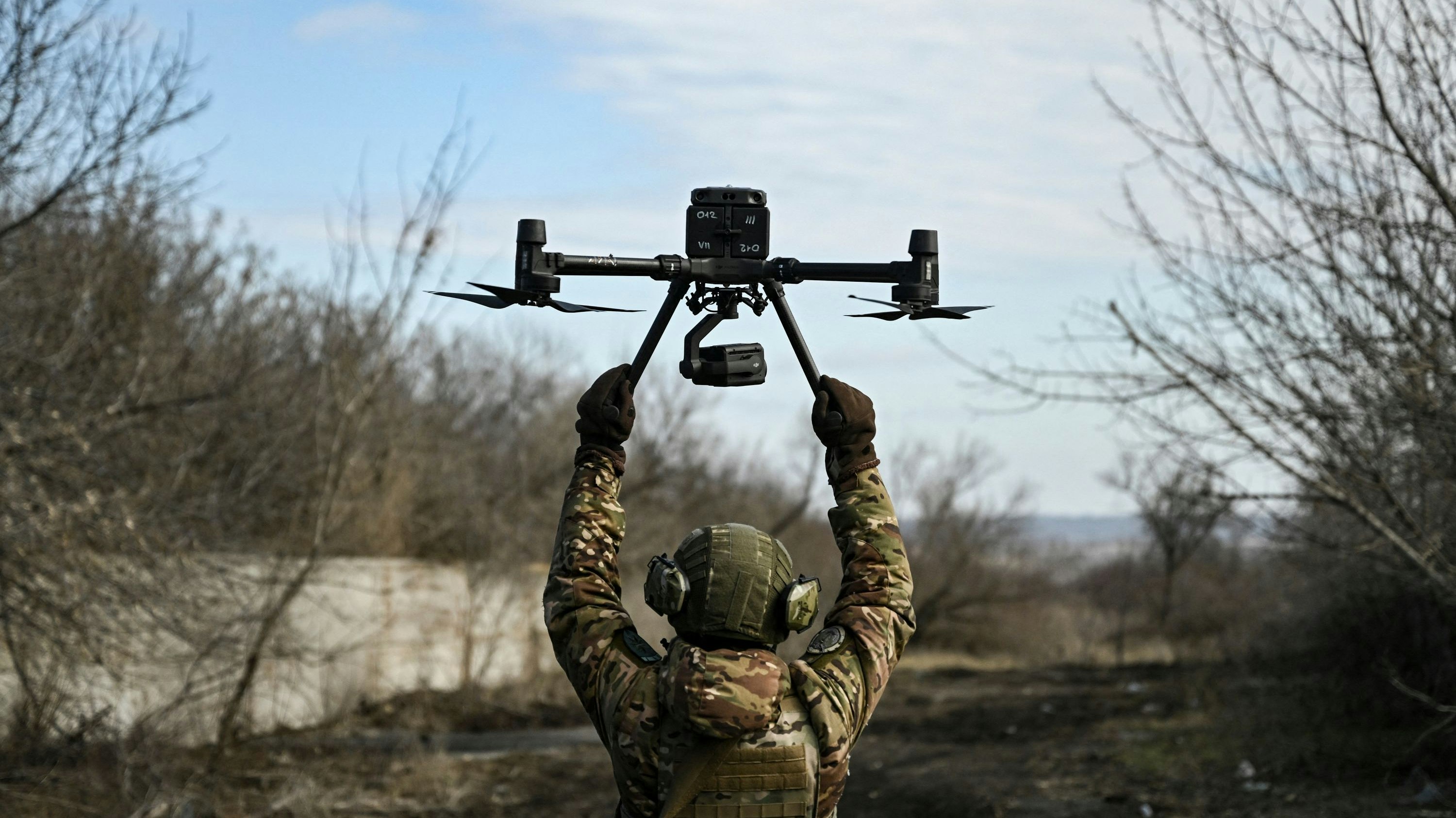 Download von www.picturedesk.com am 29.03.2023 (13:10).  A Ukrainian serviceman flies a drone to spot Russian positions near the city of Bakhmut, in the region of Donbas, on March 5, 2023. (Photo by Aris Messinis / AFP) - 20230305_PD7855 - Rechteinfo: Rights Managed (RM) Nur für redaktionelle Nutzung! Werbliche Nutzung erfordert Freigabe: bitte schicken Sie uns eine Anfrage.