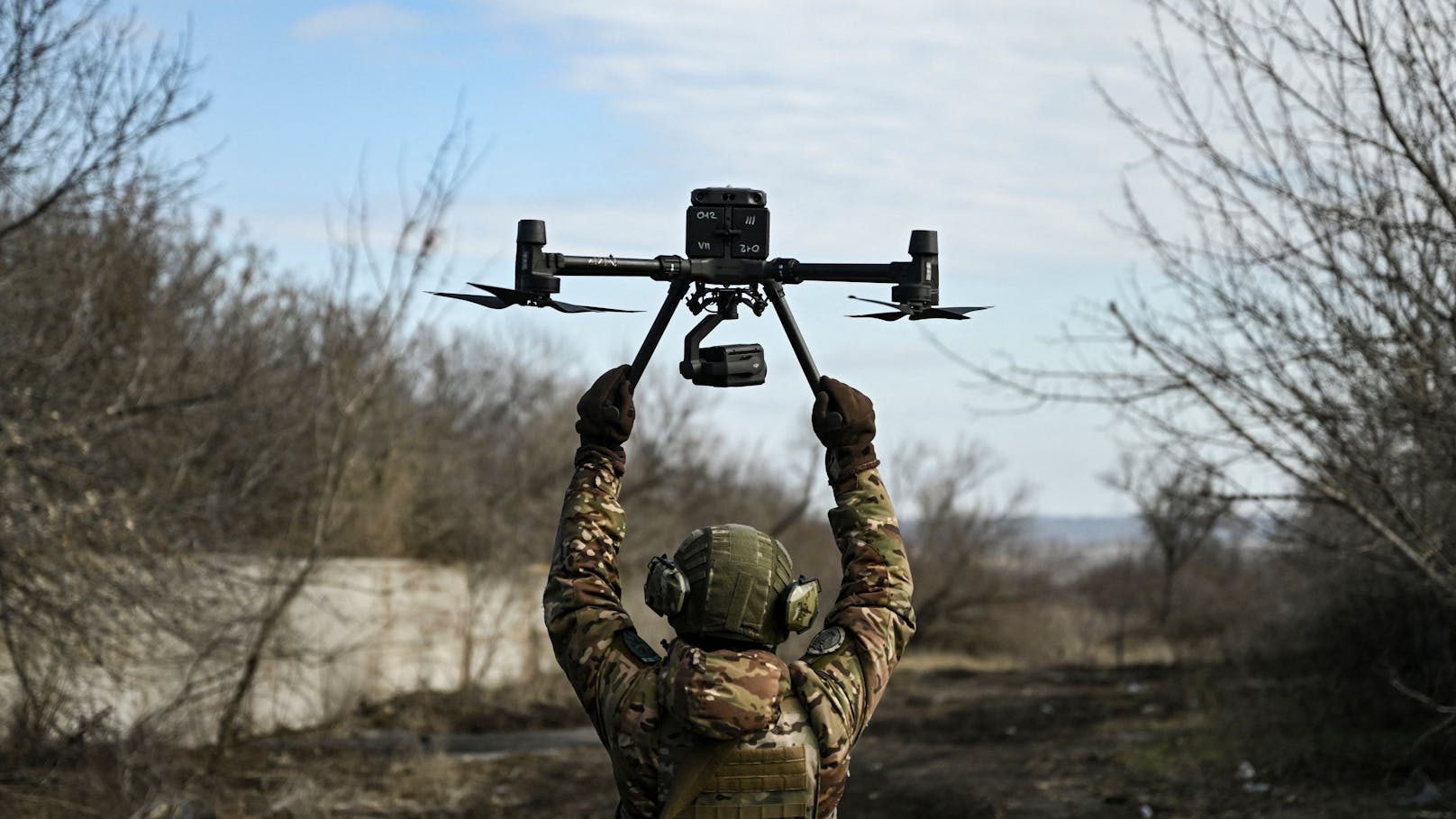 Ein ukrainischer Soldat mit einer Drohne nahe Bachmut am 5. März 2023.