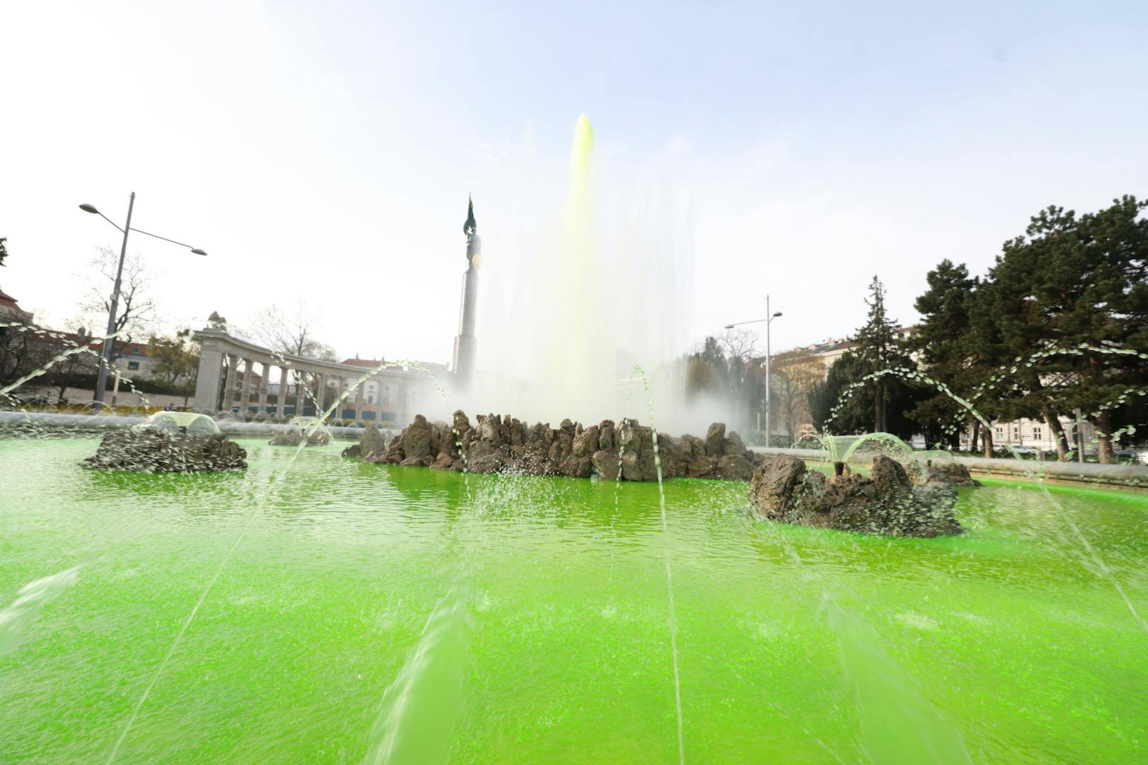 Klima-Aktivisten färbten am Mittwoch unter anderem den Hochstrahlbrunnen (Bild) am Schwarzenbergplatz und den Donnerbrunnen am Neuen Markt grün ein.