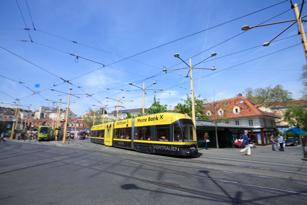 In Graz kollidierte am Mittwoch ein Pkw mit einer Bim. Symbolbild. 