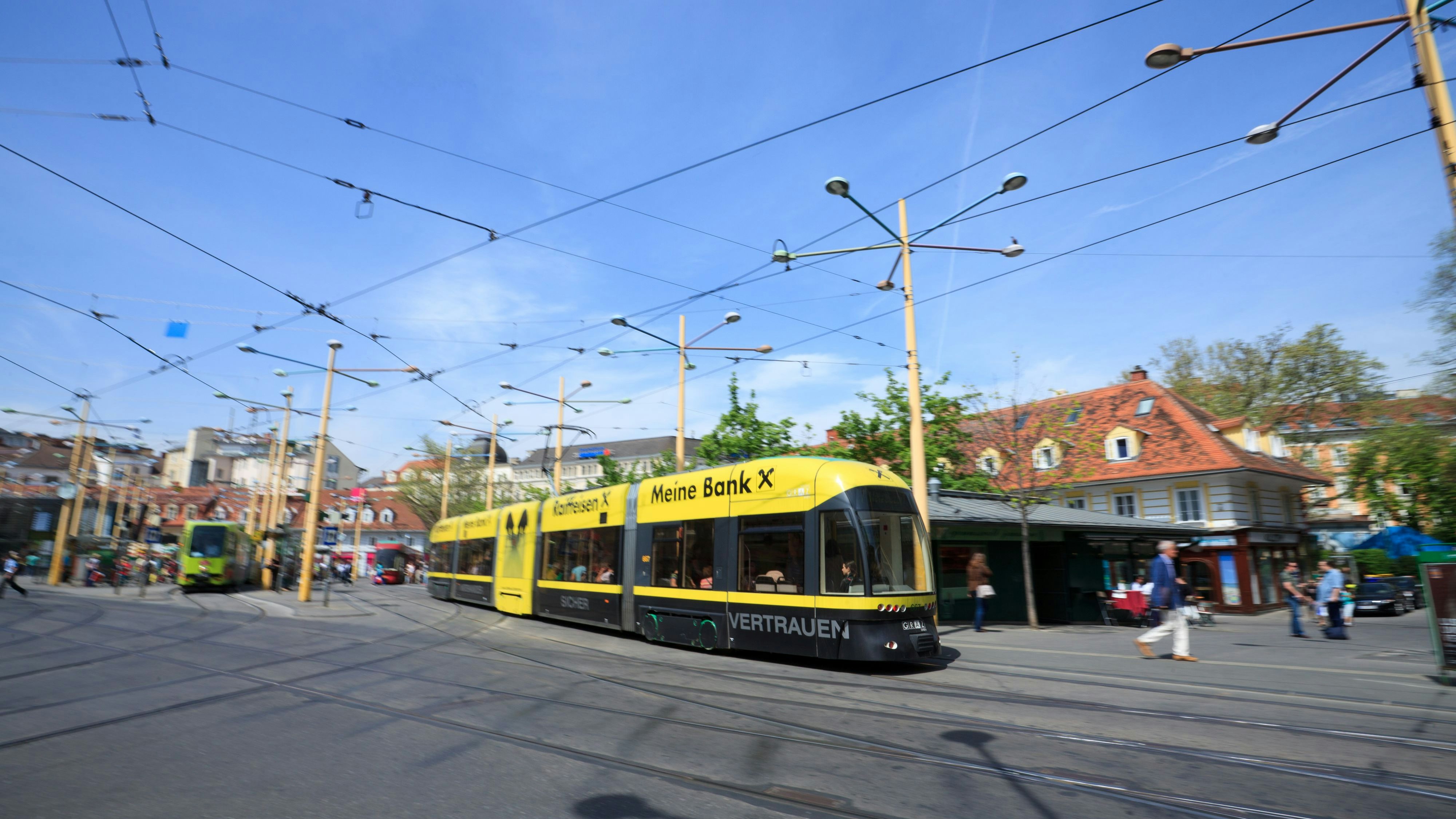 Heute.at - Bim gegen Tuk Tuk – Alko-Lenker (40) bei Crash verletzt