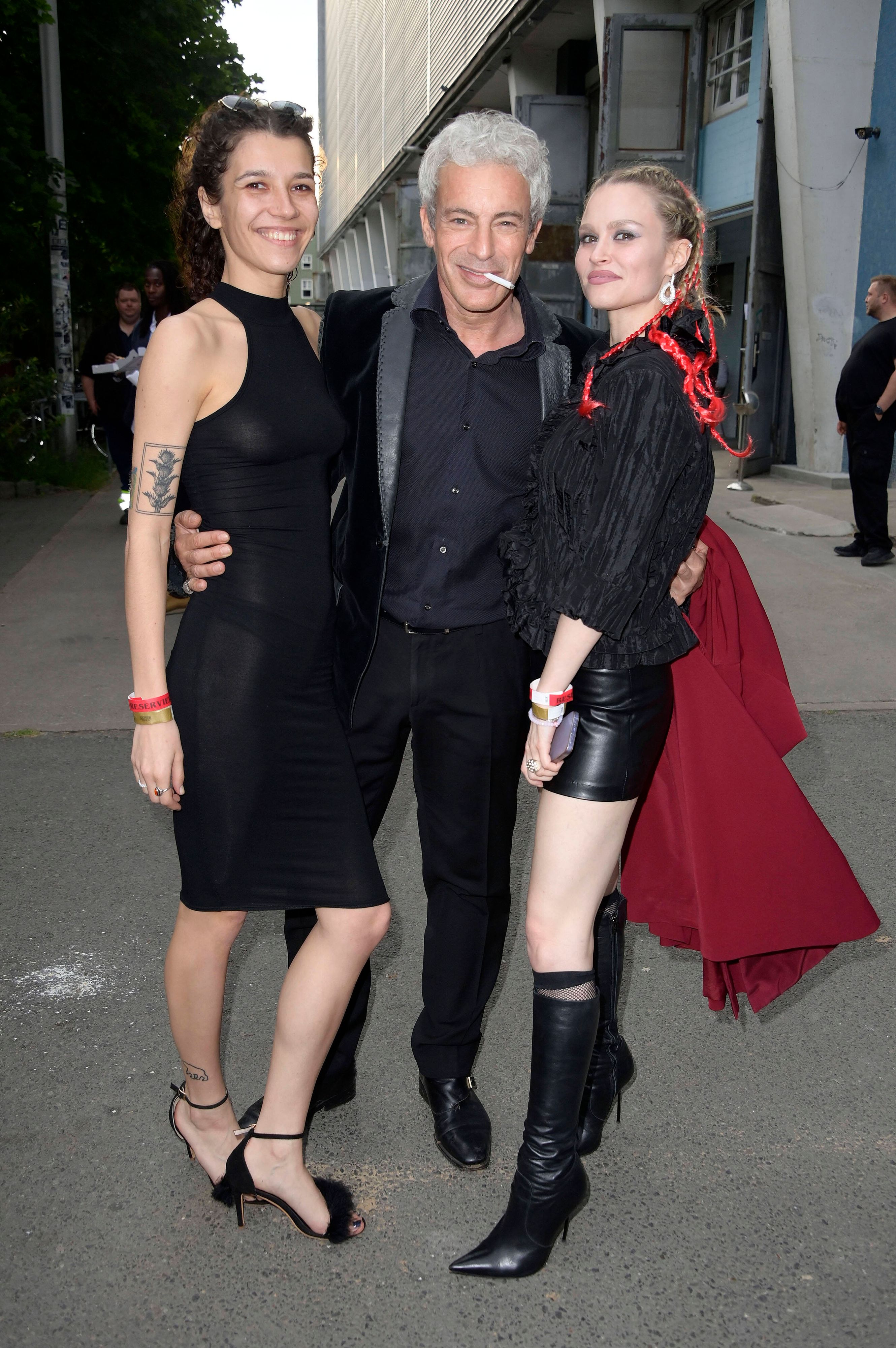 Gedeon Burkhard mit seinen Freundinnen Sascha Veduta und Ann-Britt Dittmar.