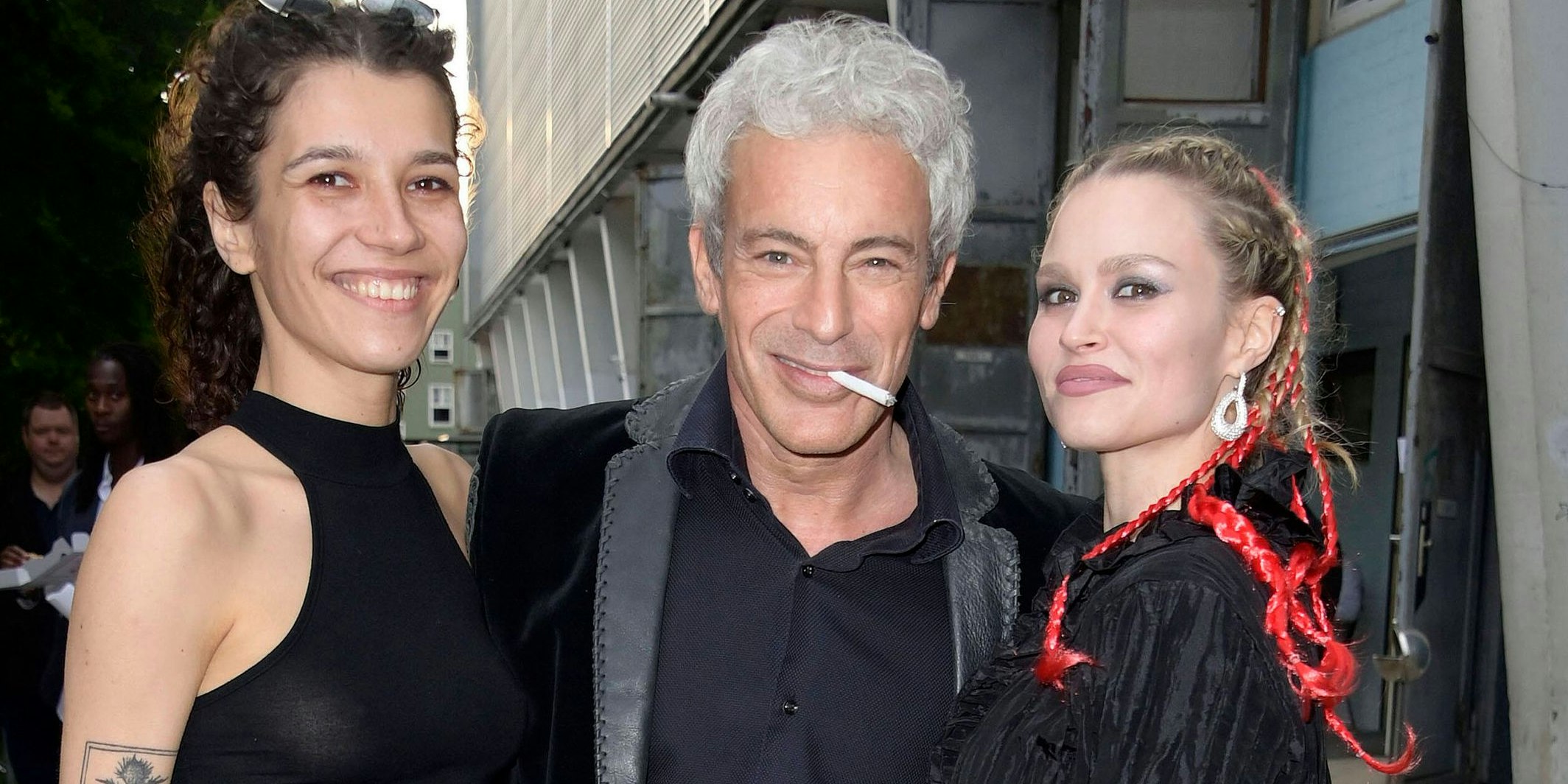 Gedeon Burkhard mit seinen Freundinnen Sascha Veduta und Ann-Britt Dittmar. 