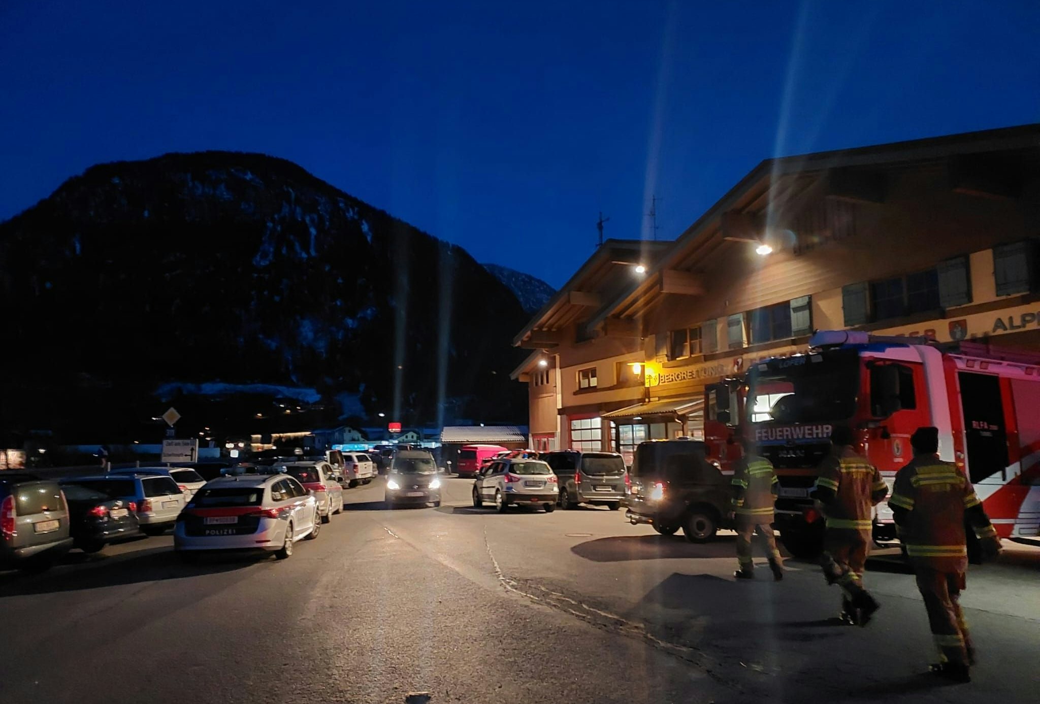 Wegen der winterlichen Temperaturen wurde am Dienstagabend eine großangelegte Suchaktion nach einer vermissten 90-jährigen Frau durchgeführt. 