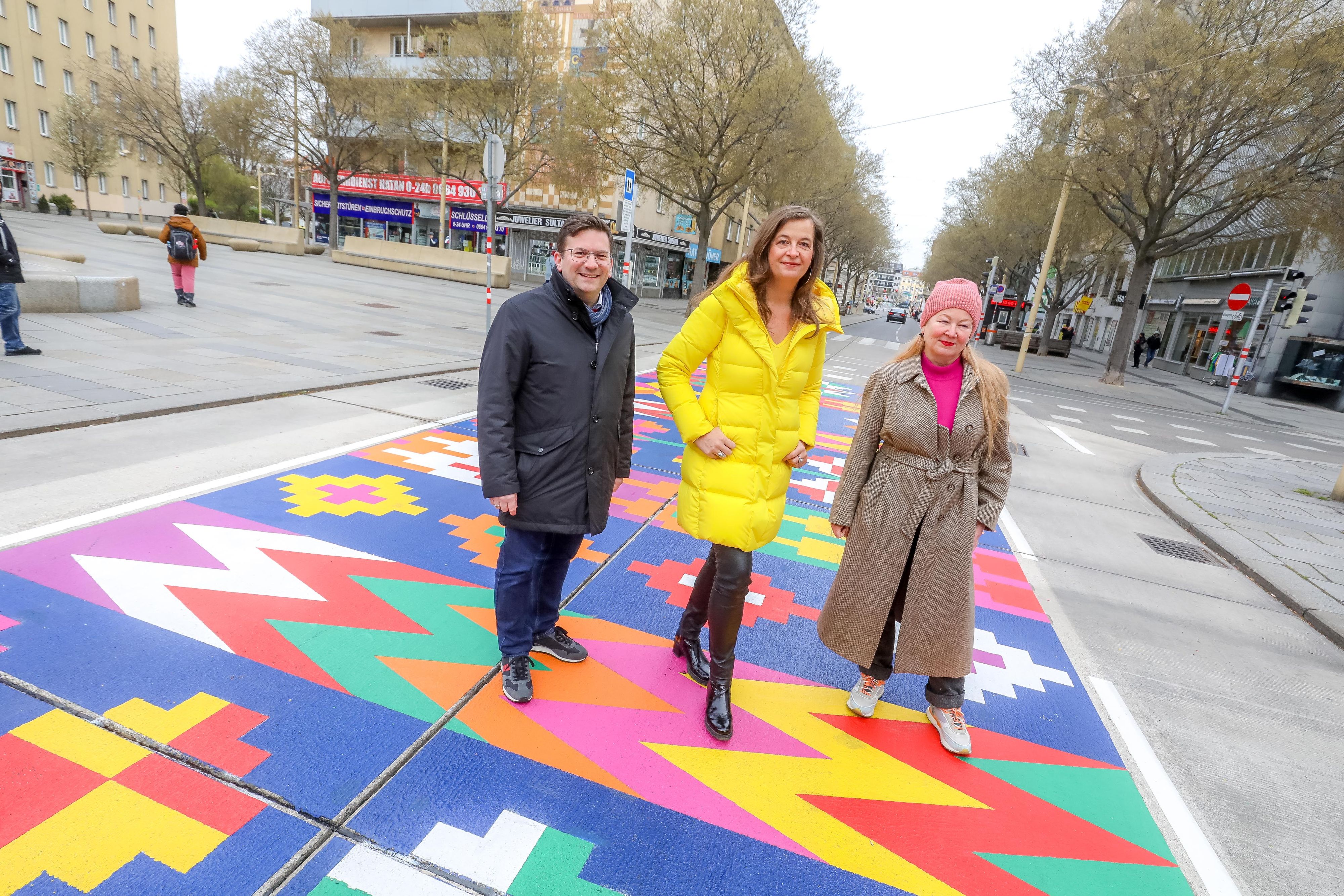 Meidlings Bezirksvorsteher Wilfried Zankl (SPÖ), Planungsstadträtin Ulli Sima (SPÖ) und Künstlerin Iris Andraschek (v. li.) präsentierten den städtischen Farbtupfer.