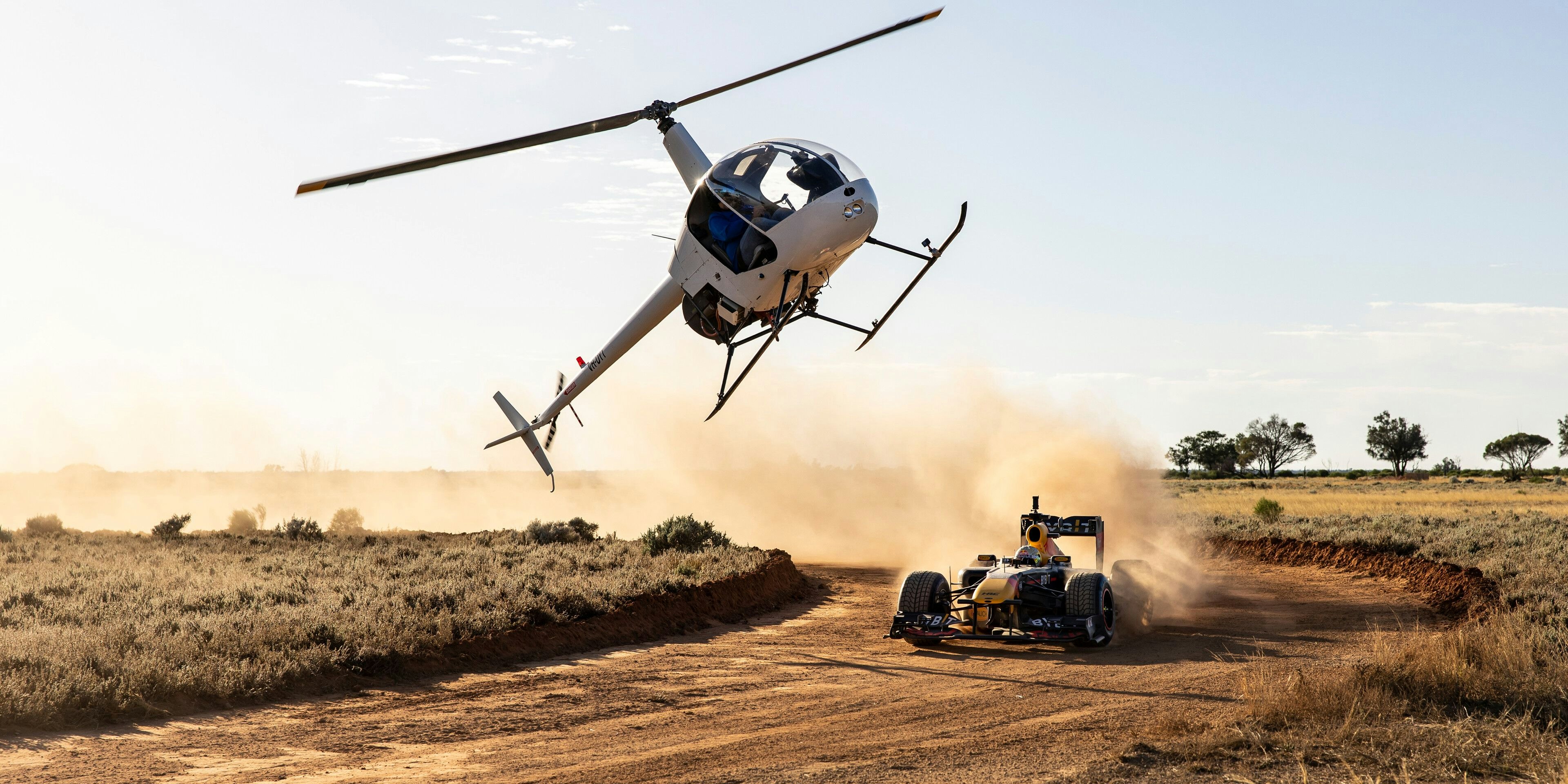 Red-Bull-Star Daniel Ricciardo rast durch das Outback