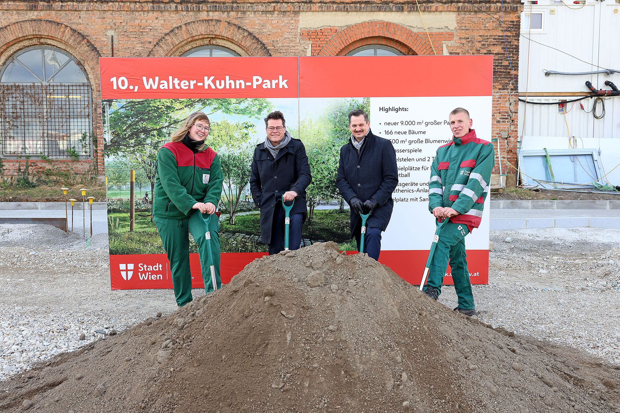 Zum Spatenstich des Walter-Kuhn-Parks mit Stadtrat Jürgen Czernohorszky (2.v.l., SPÖ) und Bezirksvorsteher Marcus Franz (2.v.r., SPÖ) am Dienstag.