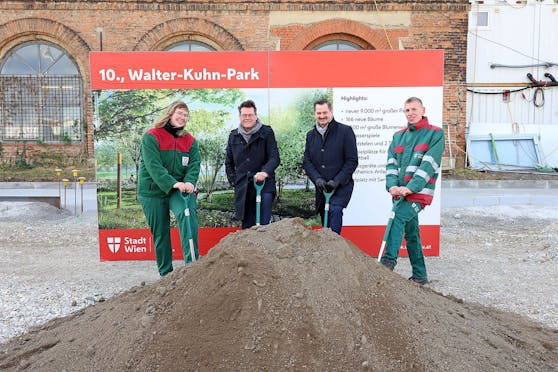 Zum Spatenstich des Walter-Kuhn-Parks mit Stadtrat Jürgen Czernohorszky (2.v.l., SPÖ) und Bezirksvorsteher Marcus Franz (2.v.r., SPÖ) am Dienstag.
