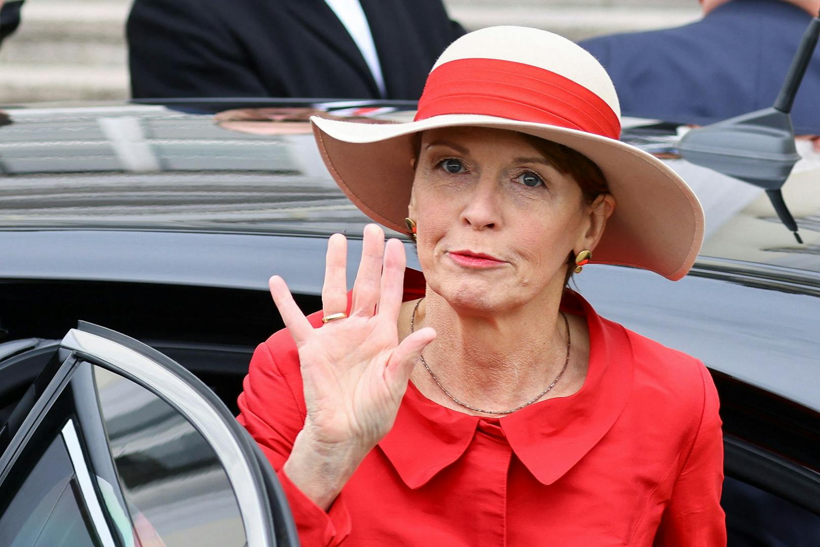 Elke Büdenbender, Ehefrau des deutschen Bundespräsidenten Frank-Walter Steinmeier, kam als "Lady in Red" zum Royal-Treffen.