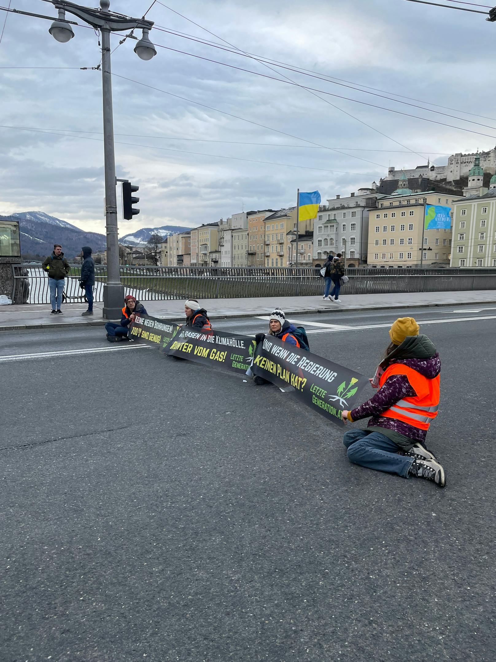Klima-Kleber der "Letzten Generation" haben am 29. März 2023 die Staatsbrücke in Salzburg blockiert.