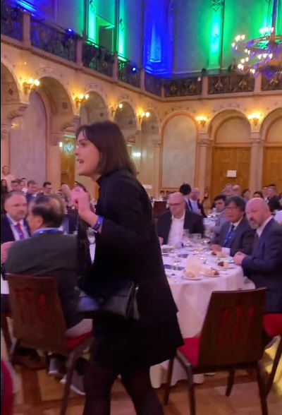 Klima-Aktivistinnen stürmten Dinner im Wiener Palais Ferstel.