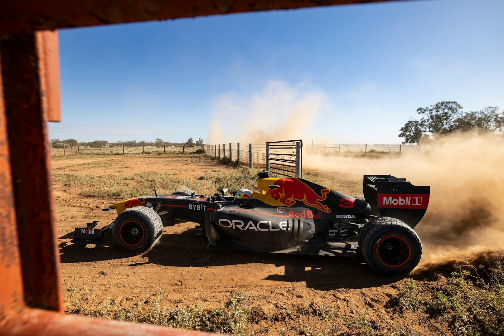 Red-Bull-Star Daniel Ricciardo rast durch das Outback