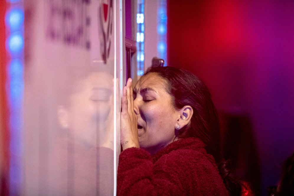 40 Menschen kamen am Dienstag in Mexiko bei einem Brand ums Leben – hier sieht man die sichtlich gezeichnete Frau eines verwundeten Migranten. 