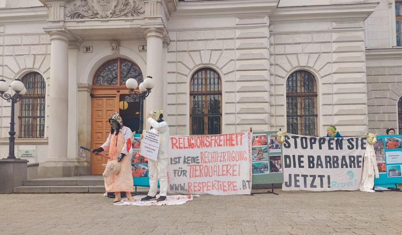 Protest am LG Wr. Neustadt einen Tag vor Prozess