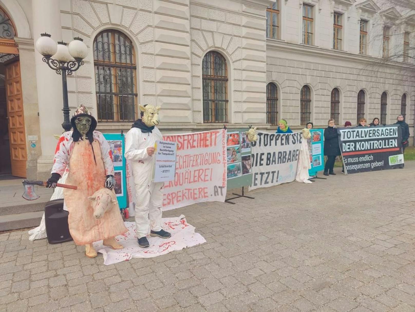 Protest am LG Wr. Neustadt einen Tag vor Prozess