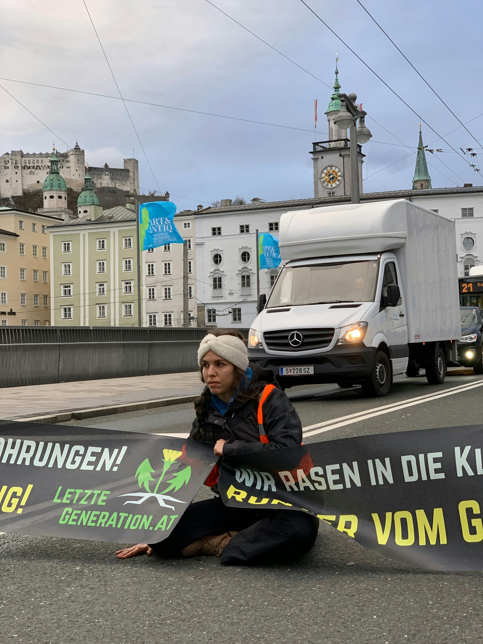 Klima-Kleber der "Letzten Generation" haben am 29. März 2023 die Staatsbrücke in Salzburg blockiert.
