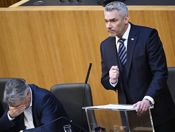 Im Bild: Kanzler Karl Nehammer (r.) und Vize Werner Kogler während einer Sondersitzung des Nationalrats am 24. Februar 2023.