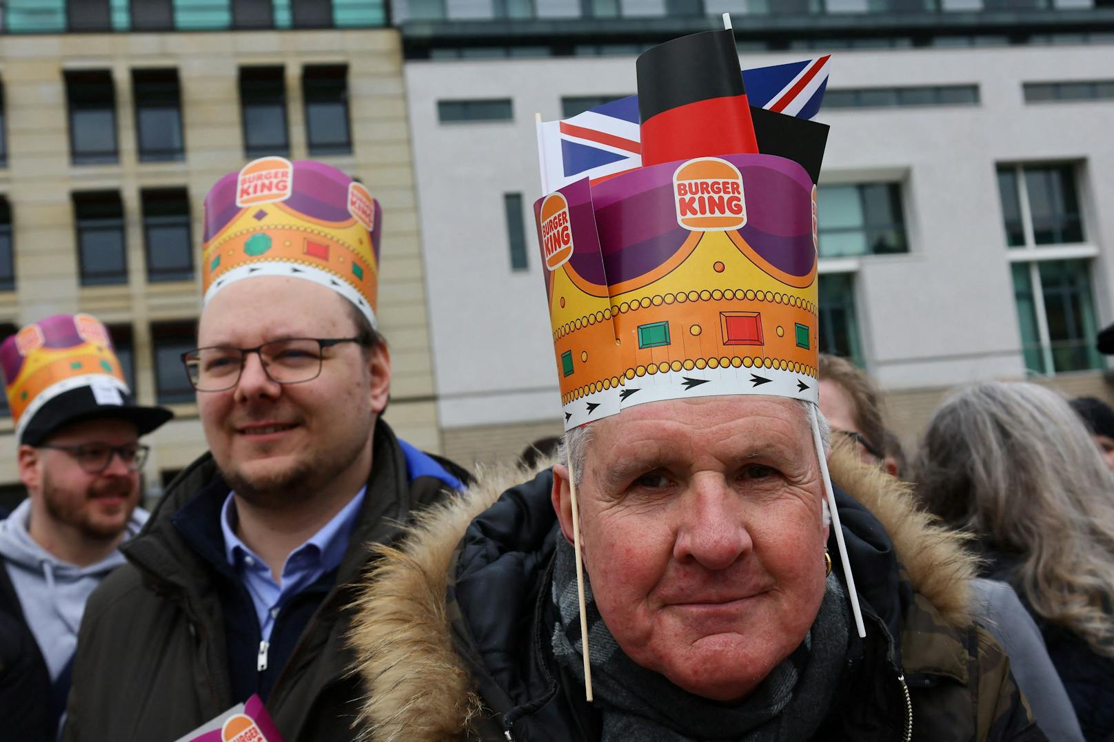 Die Leute vor Ort haben sich extra hübsch gemacht für den britischen König. Etliche trugen Kronen von "Burger King".