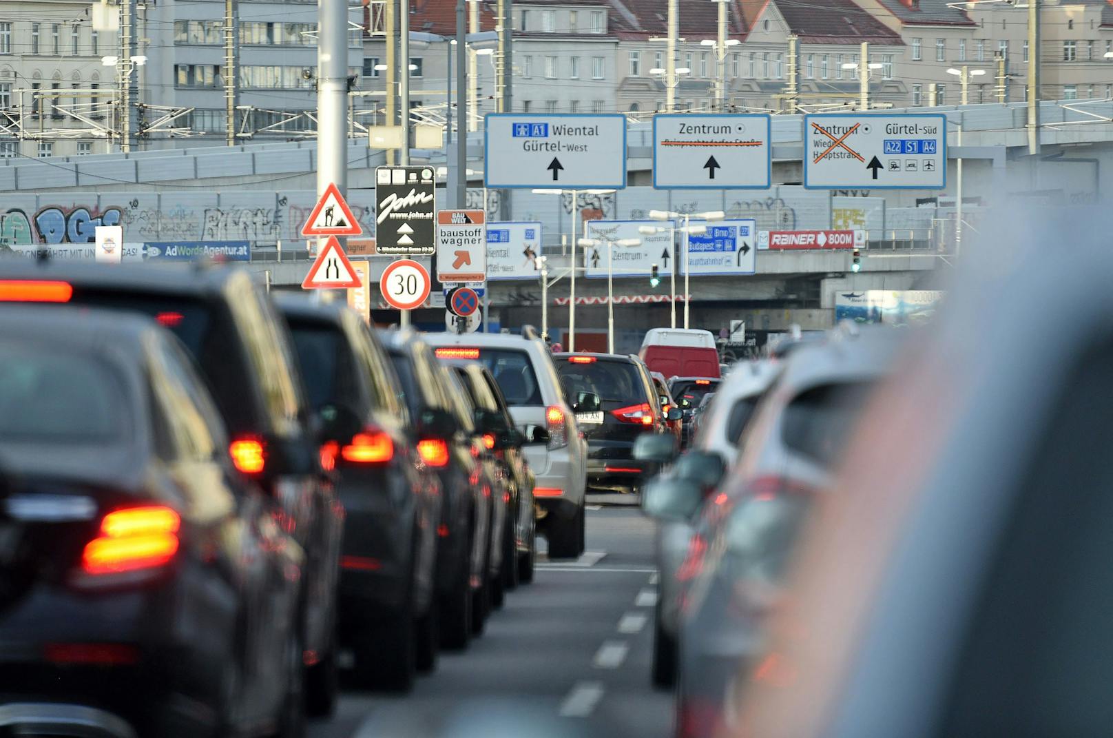 Triester Straße in Wien: Viele Österreicher nehmen den oft zähen Verkehr in Kauf.