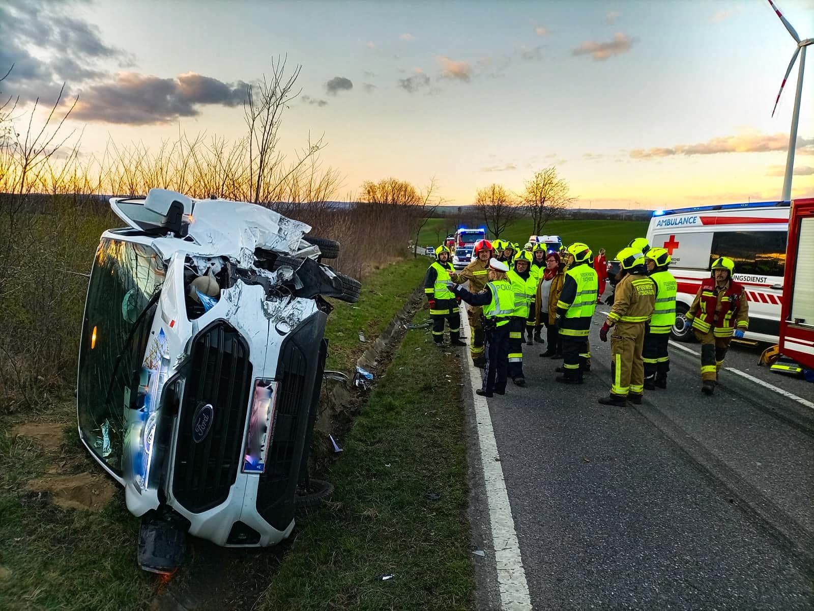 Eine 34-jährige Frau wurde im Wrack eingeklemmt und schwer verletzt.