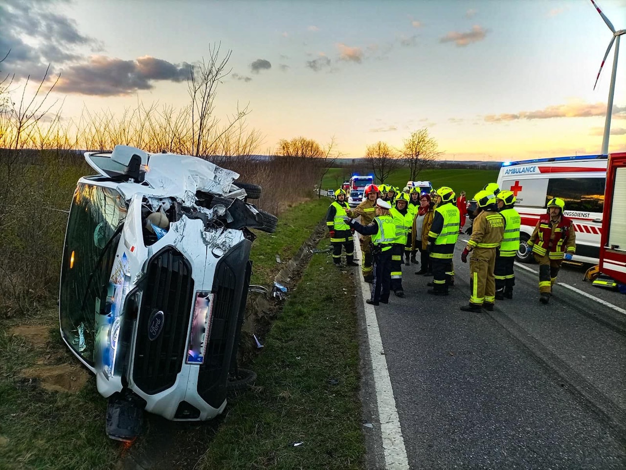 Heute.at - Pkw krachte in Kleinlaster, Frau im Wrack eingeklemmt
