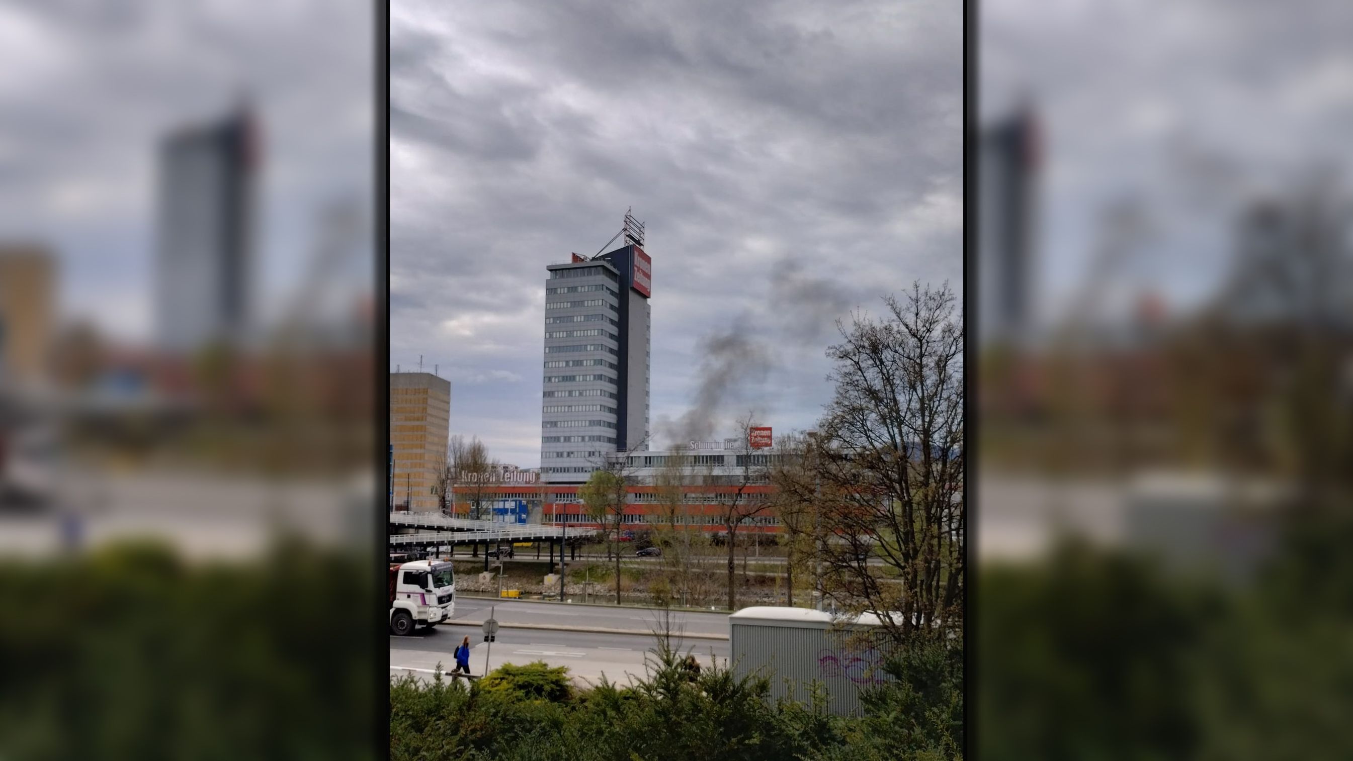 Rauchsäule bei Medienhaus – Feuerwehr im Einsatz