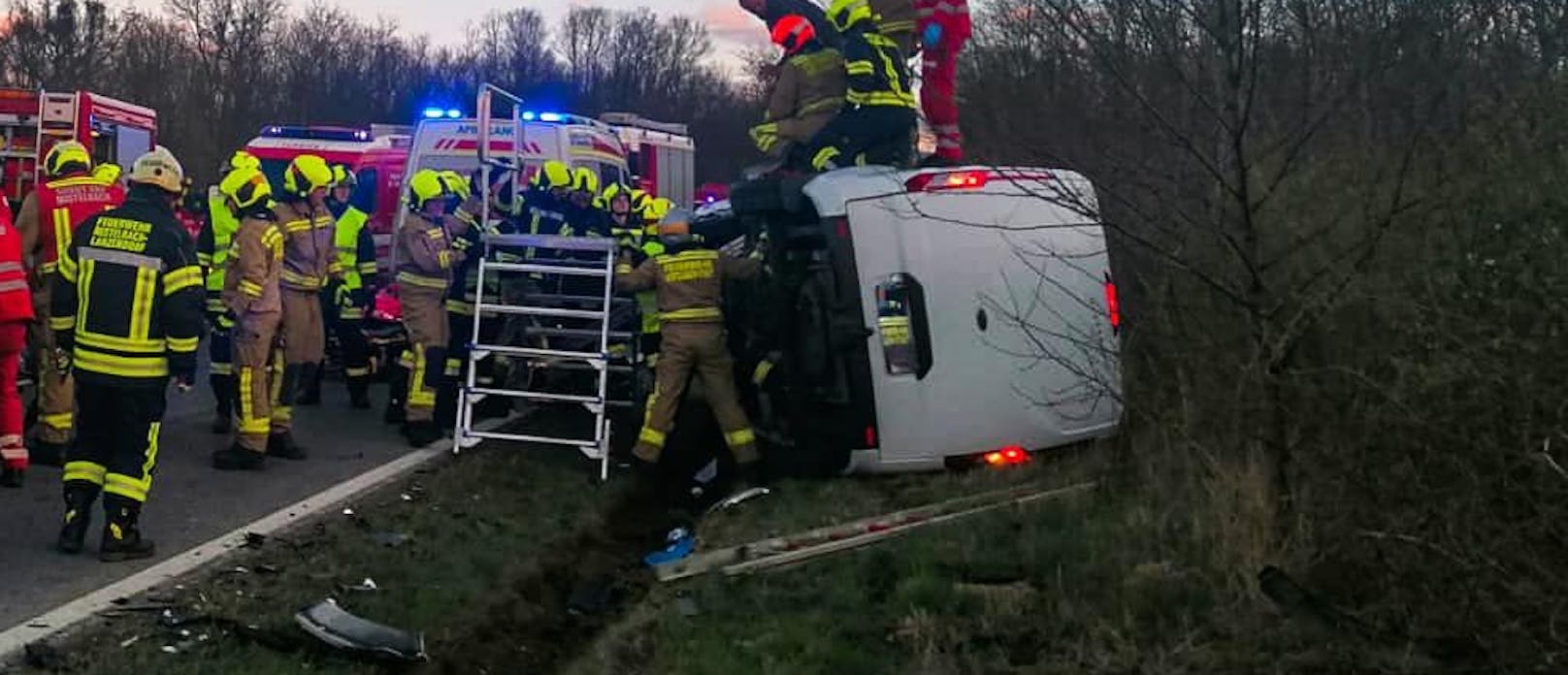 Der Kleintransporter landete im Rinnsal.