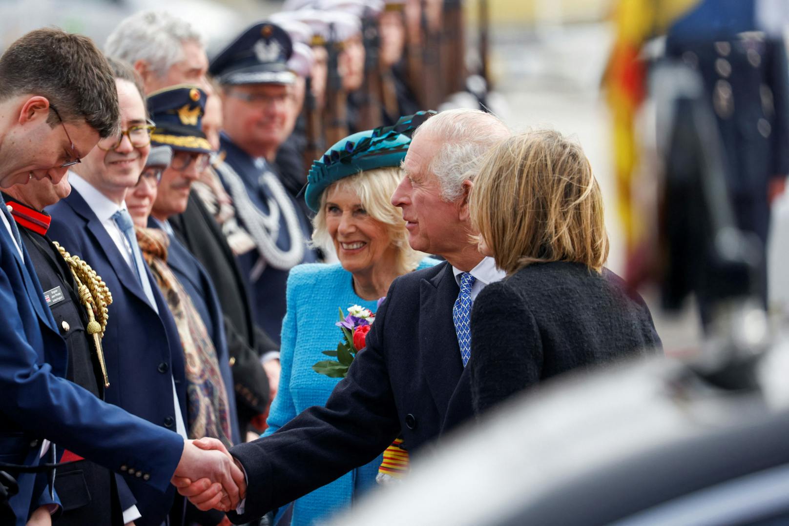 King Charles und Camilla nahmen sich die Zeit, einige Leute persönlich zu begrüßen.