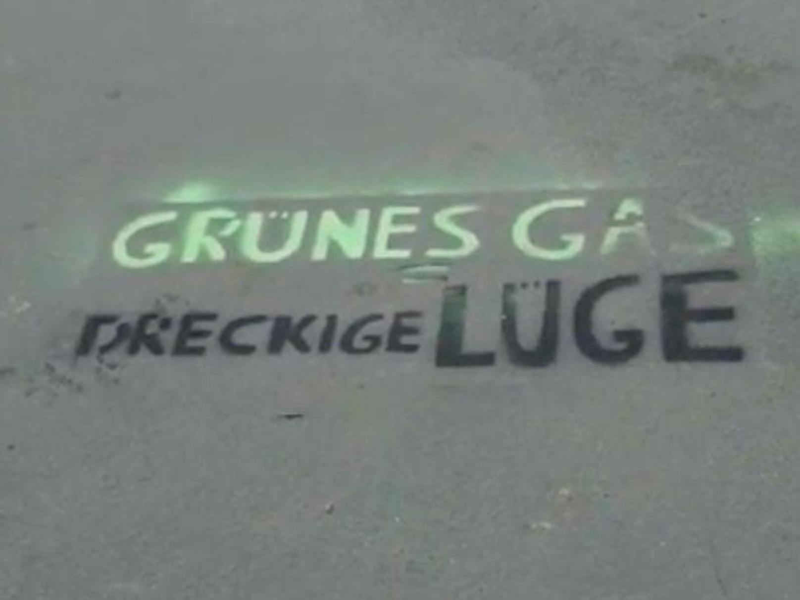 Vor dem Wahrzeichen hatten die Täter eine Parole auf den Boden gesprayt: "Grünes Gas. Dreckige Lüge".