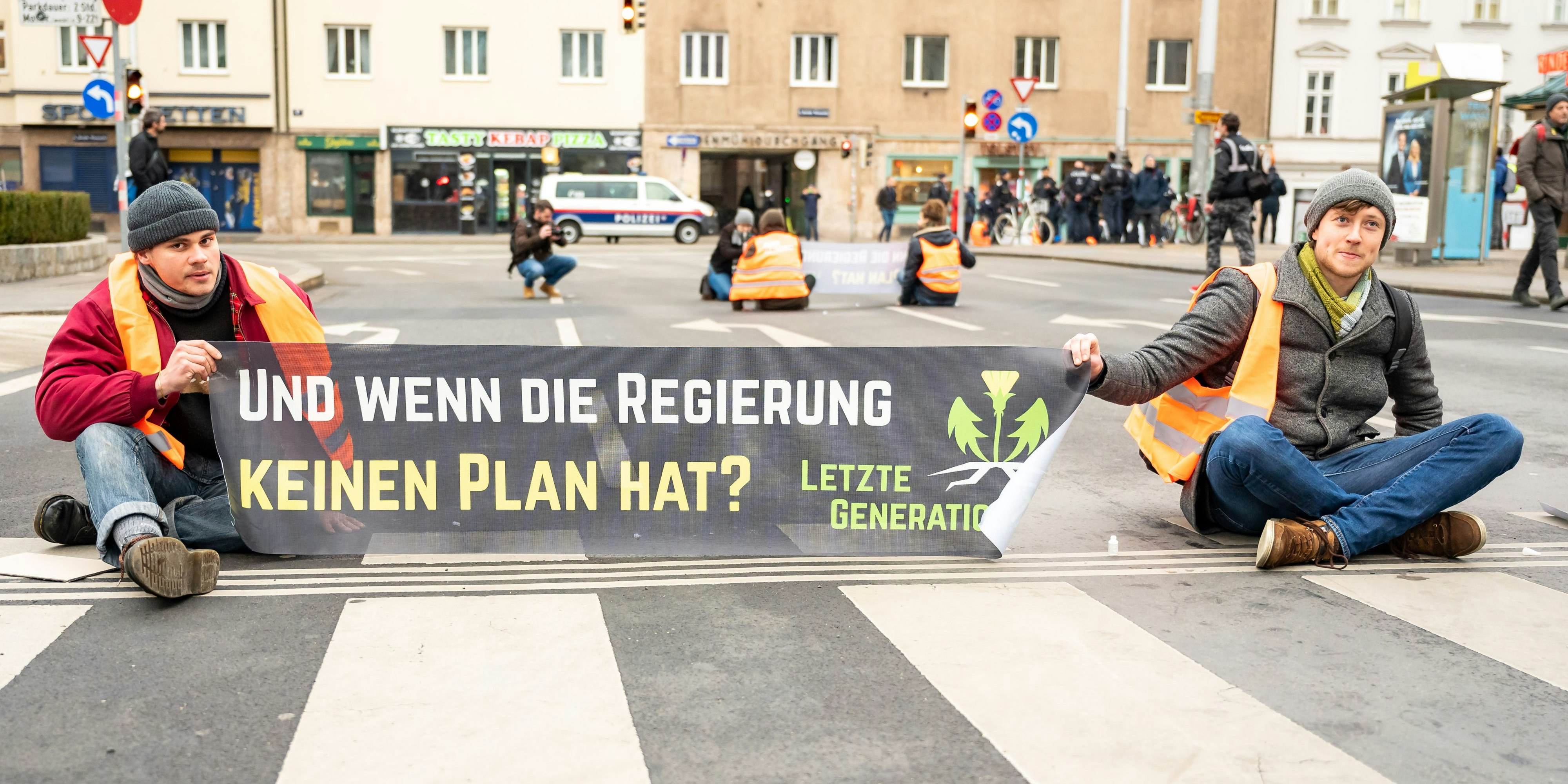 Download von www.picturedesk.com am 29.03.2023 (16:14).  WIEN, OESTERREICH - 13. FEBRUAR: AktivistInnen waehrend des Klimatprotests der Klima-Bewegung -Letzte Generation- mit dem Start der Aktionswochen .am Naschmarkt, Ecke Getreidemarkt am 13. Februar 2023 in Wien, Oesterreich.230213_SEPA_17_016 - 20230213_PD2563 - Rechteinfo: Rights Managed (RM)