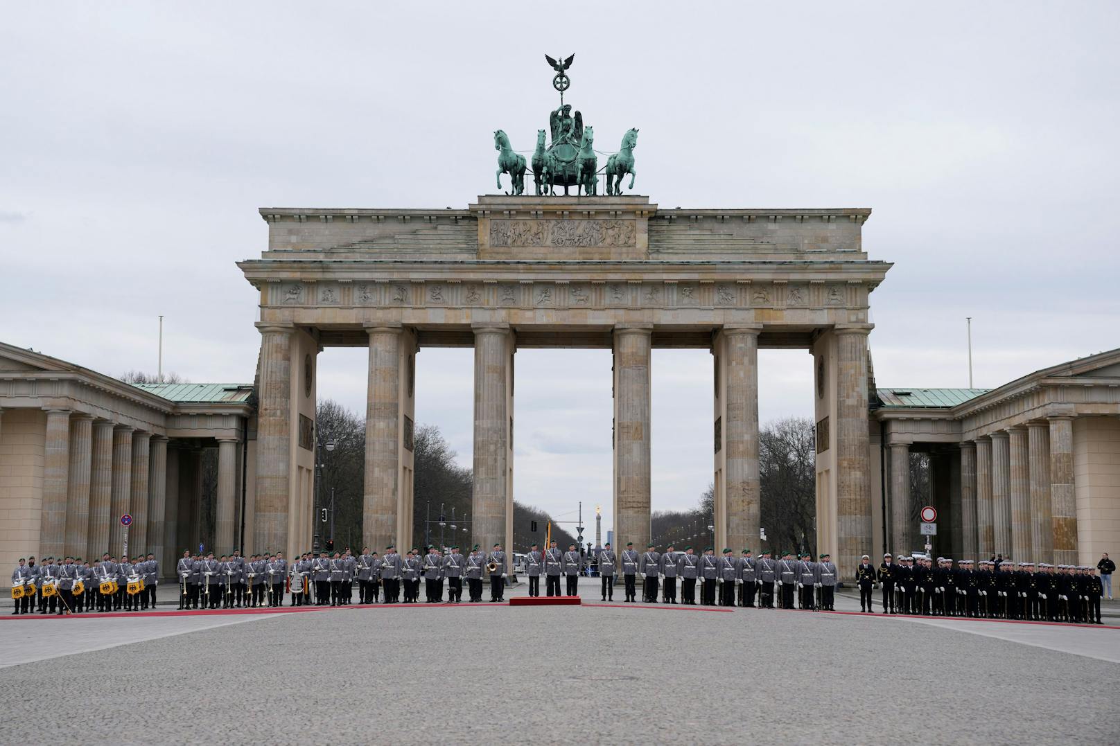 Am Brandenburger Tor wird das Königspaar offiziell in Empfang genommen.
