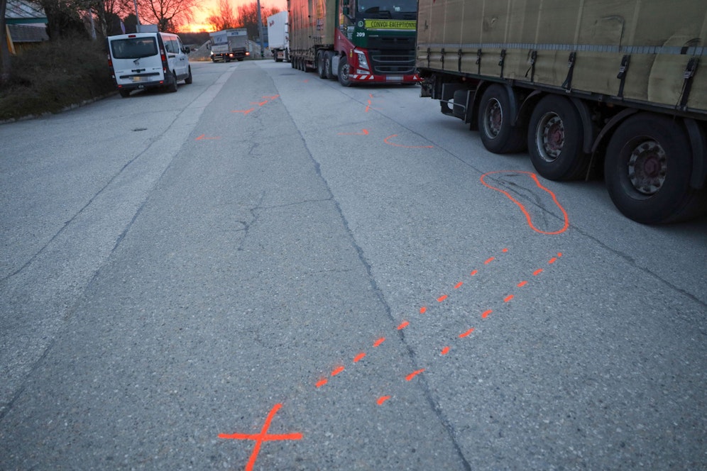 In Pasching wurde ein Fußgänger von einem Lkw-Fahrer übersehen und überrollt.