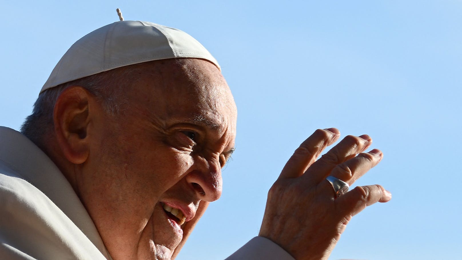 Große Sorge – Papst Franziskus in Spital gebracht