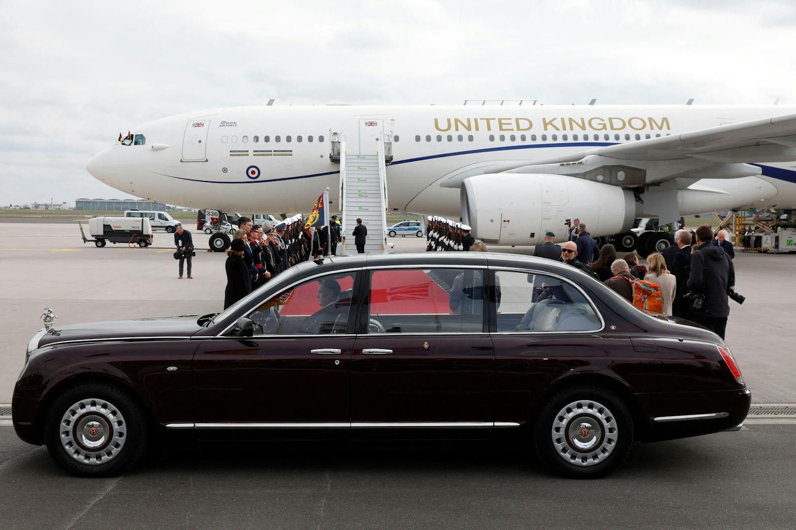 Charles und Camilla kamen mit ihrem eindrucksvollen Flugzeug an. Davor wartete bereits ihr Wagen auf die beiden Royals.