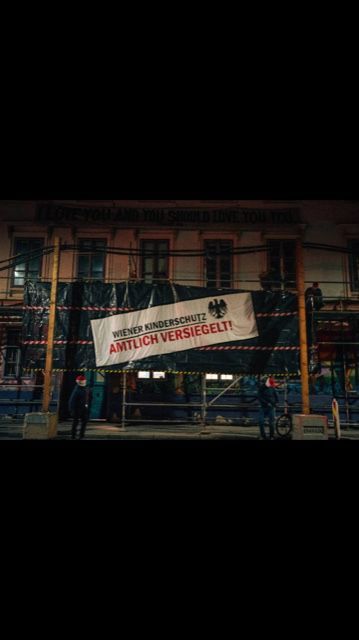 Unbekannte brachten in einer Nacht- und Nebelaktion Plakate an der Rosa-Lila Villa an. Es dürfte sich um Proteste gegen Drag-Lesungen handeln.