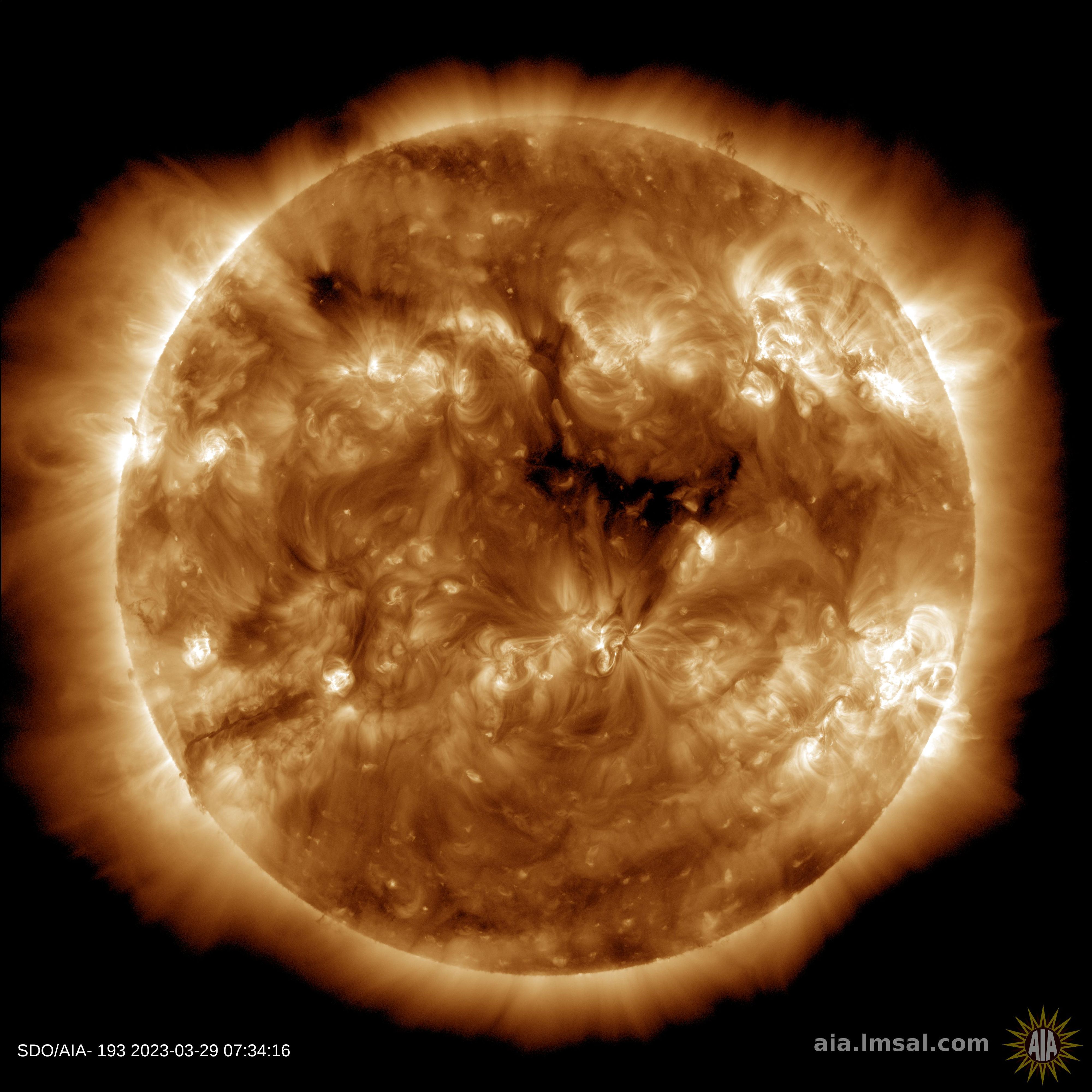 Das erste koronale Loch führte am 24. März zu brillanten Polarlichtern, die den Nachthimmel in elektrischem Violett und Grün erhellten.