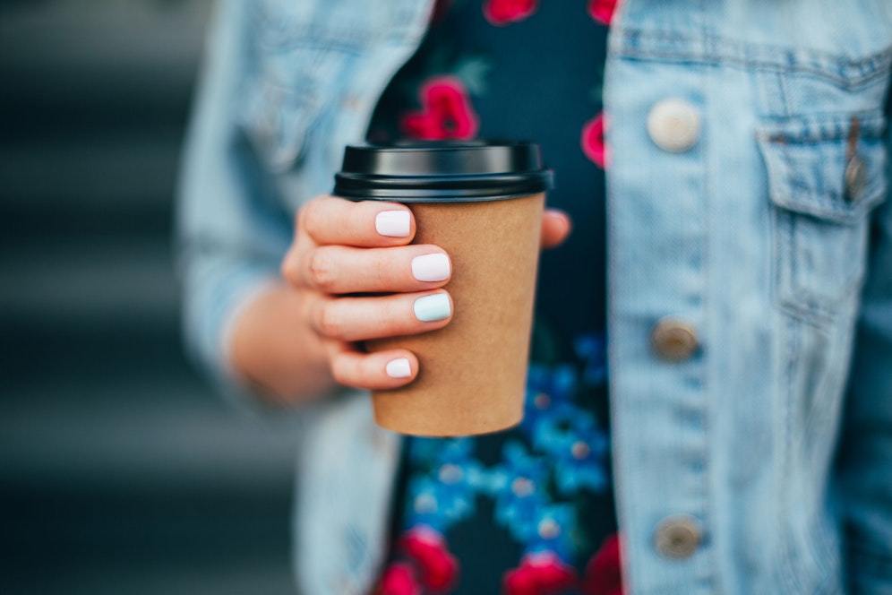 Für einen Mitnehm-Kaffee musste eine Wienerin tief in die Tasche greifen. Statt 3,50 Euro musste sie für den Becher 4,50 Euro blechen.