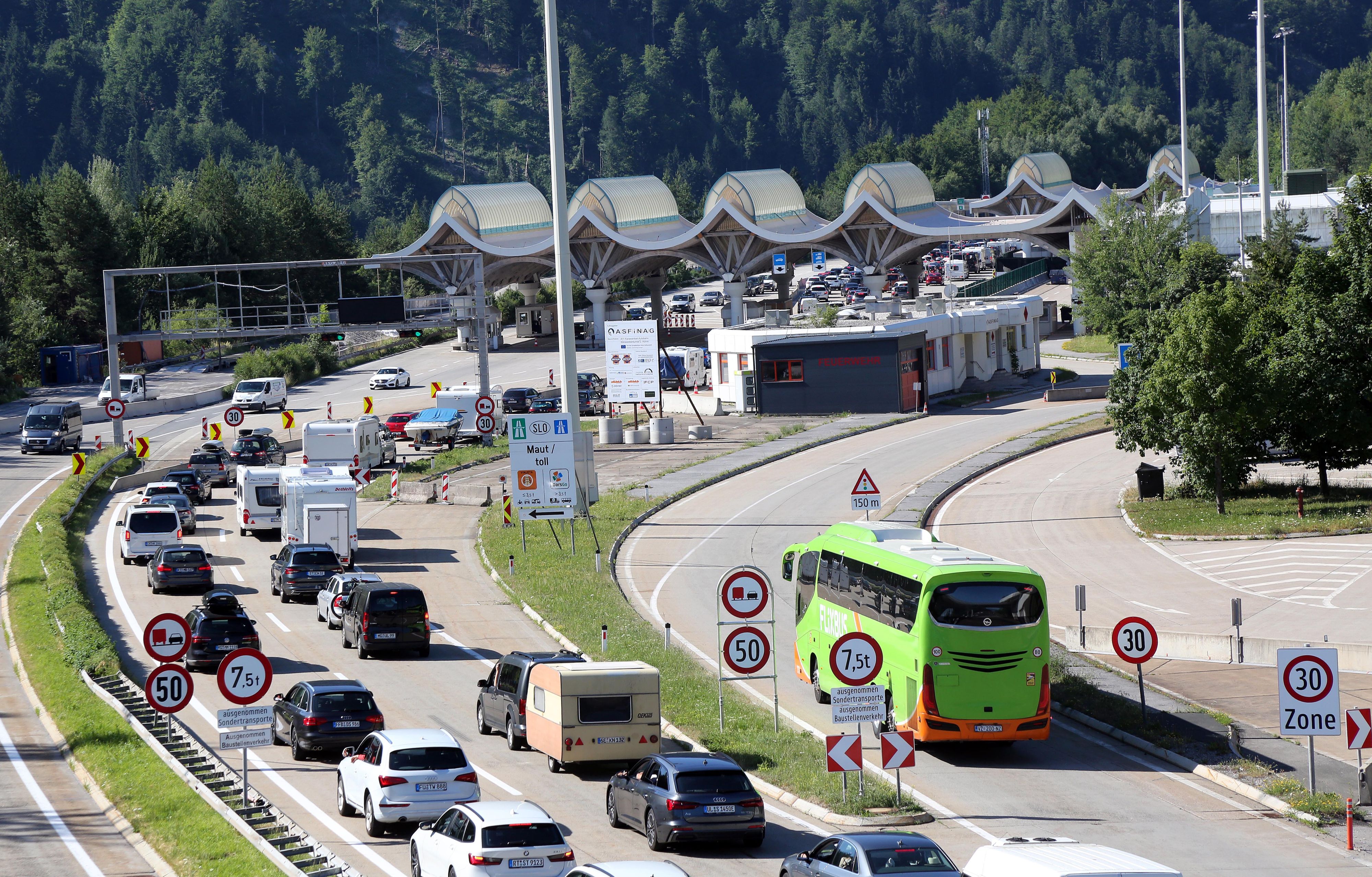Mit Zeitverlusten muss auch auf den Grenzübergängen Spielfeld (A9) und Karawankentunnel (A11) in der Steiermark und Kärnten gerechnet werden.