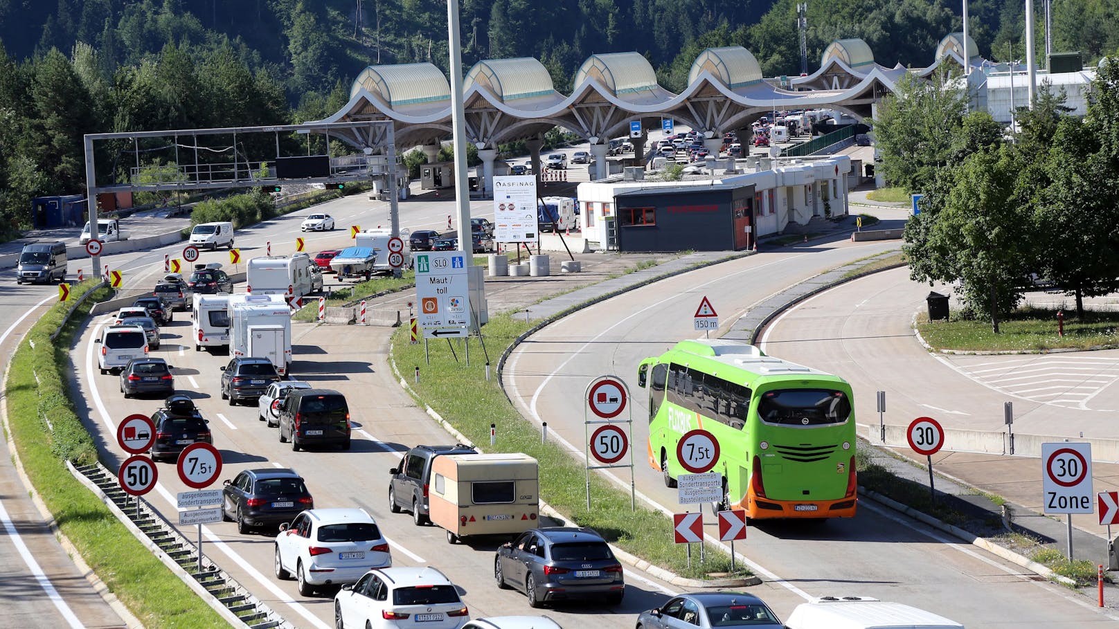 Mit Zeitverlusten muss auch auf den Grenzübergängen Spielfeld (A9) und Karawankentunnel (A11) in der Steiermark und Kärnten gerechnet werden.