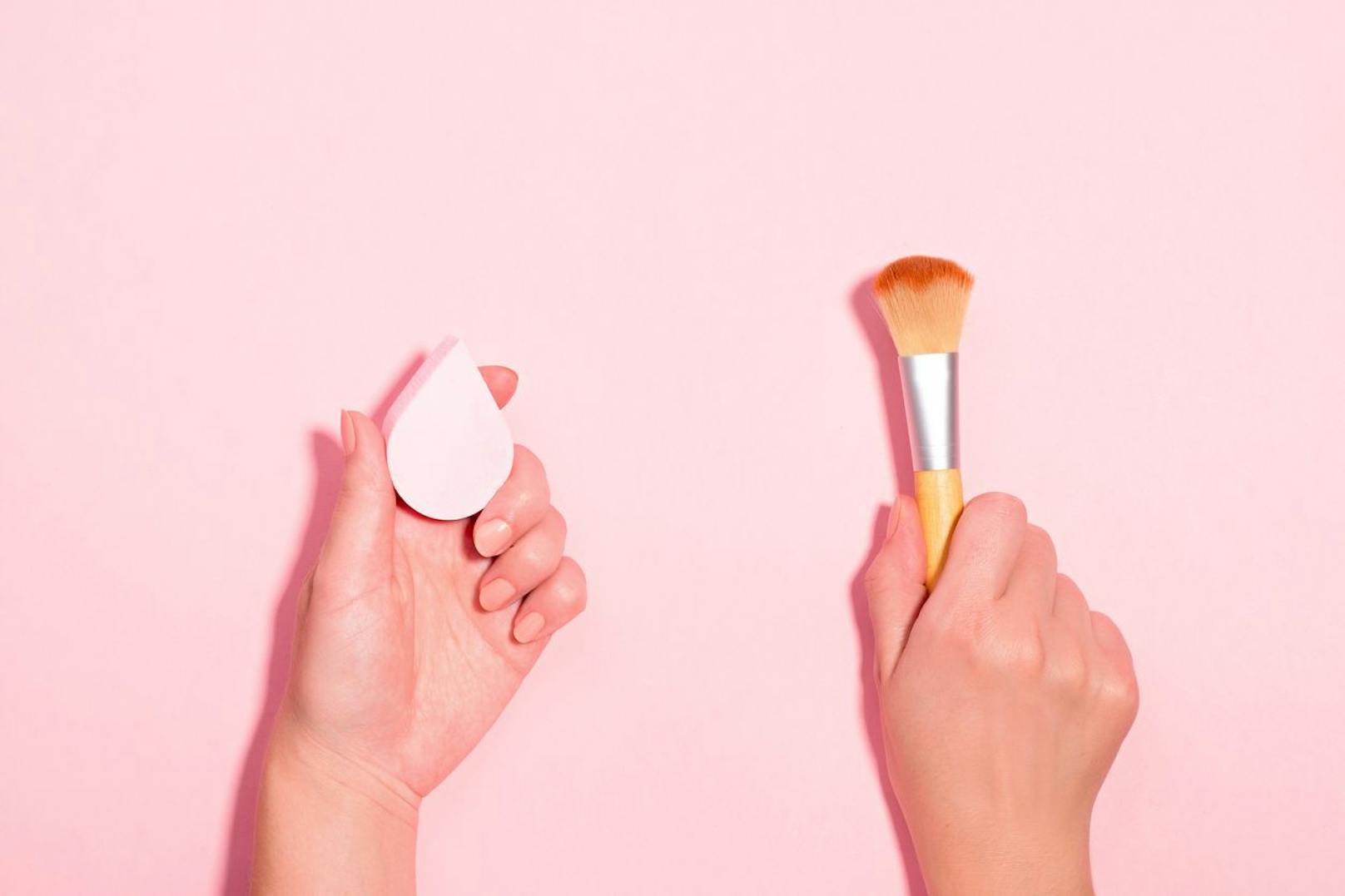 Schluss mit dem Reiben! Zumindest gilt das für Schmink-Produkte, die vor allem um deine empfindliche Augenpartie aufgetragen werden. Mit dem Einklopfen vermeidest du nämlich Reizungen und du kannst dein Make-Up viel besser verteilen.