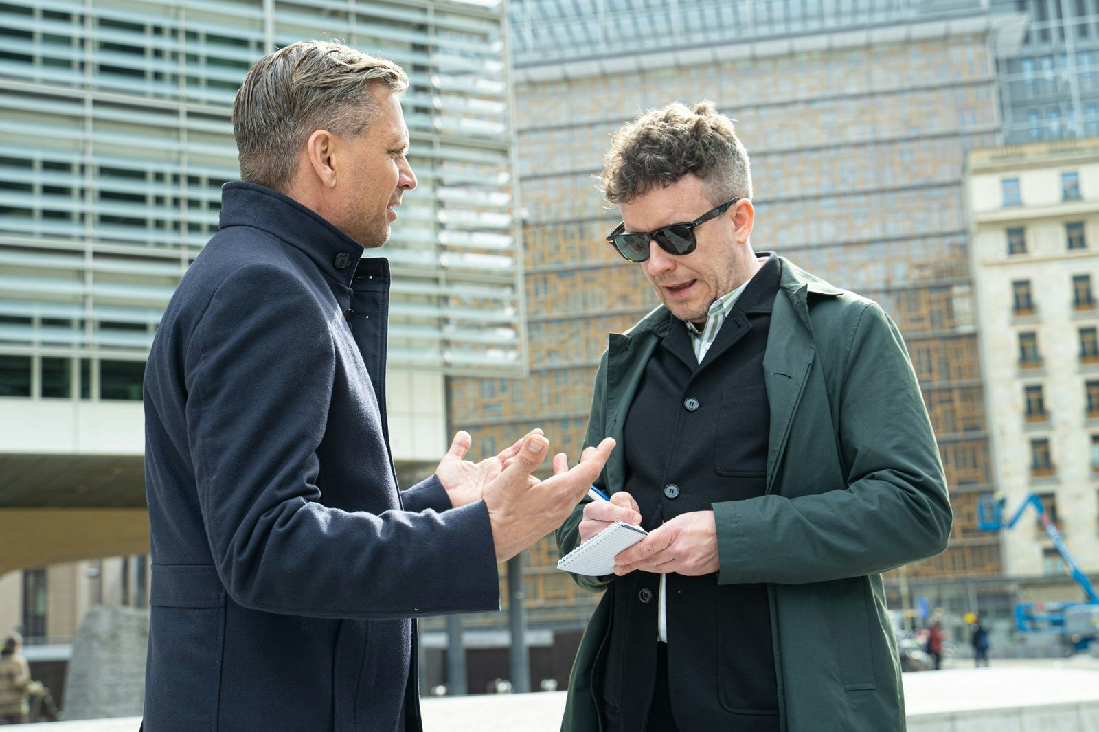 Hattmannsdorfer (li). vor der Brüsseler EU-Kommission im Gespräch mit "Heute"