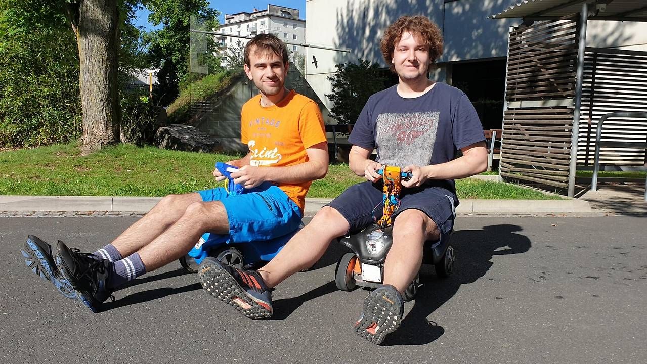 Peter Pötzi und Daniel Brunner (v.l.) düsen mit ihren Elektro-Bobbycars durch Graz. Die Polizei fährt weniger darauf ab.