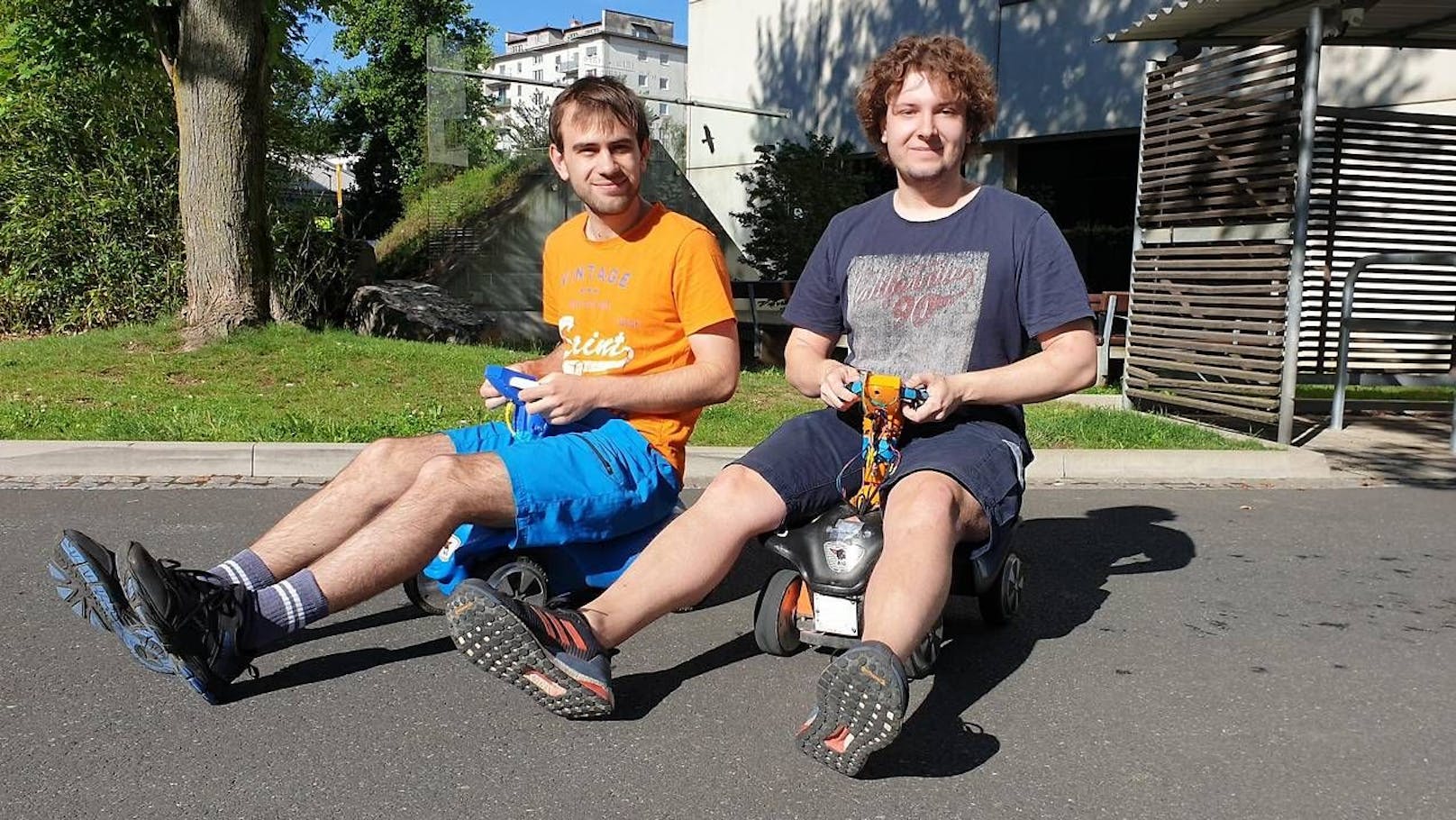 Peter Pötzi und Daniel Brunner (v.l.) fahren mit ihren Elektro-Bobbycars durch Graz. Die Polizei fährt weniger darauf ab.