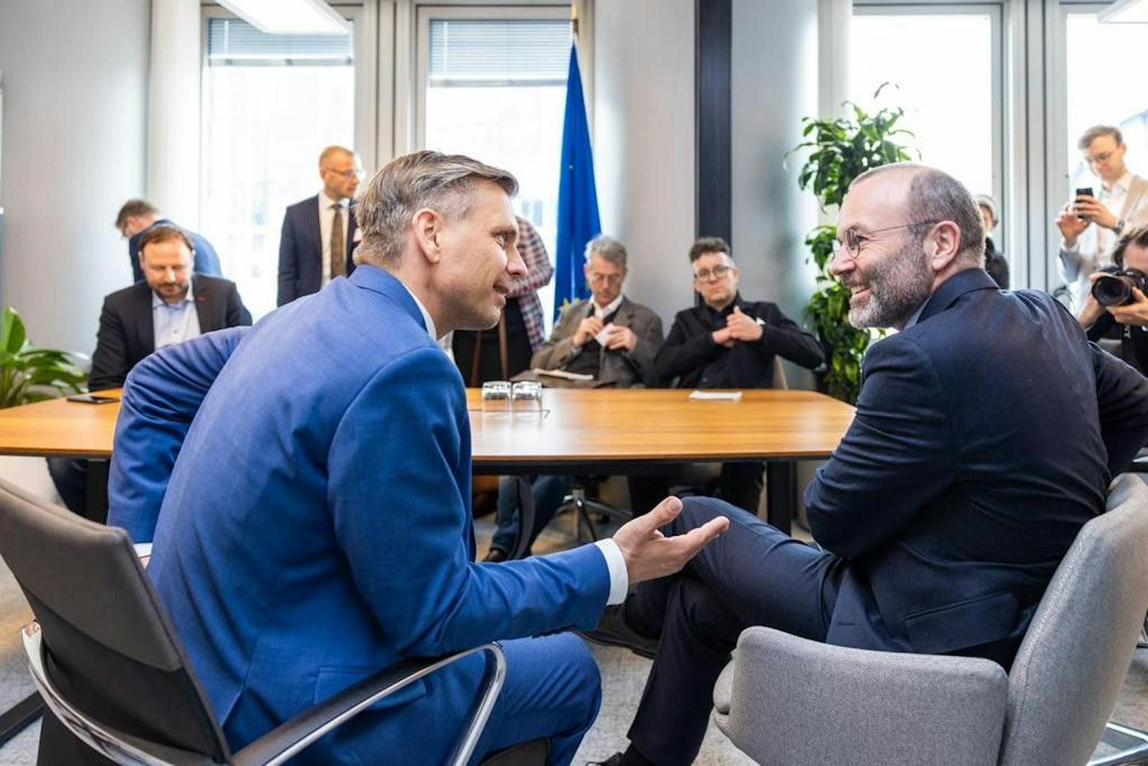 Hattmannsdorfer (li.) mit Manfred Weber, Präsident der EVP-Fraktion im EU-Parlament