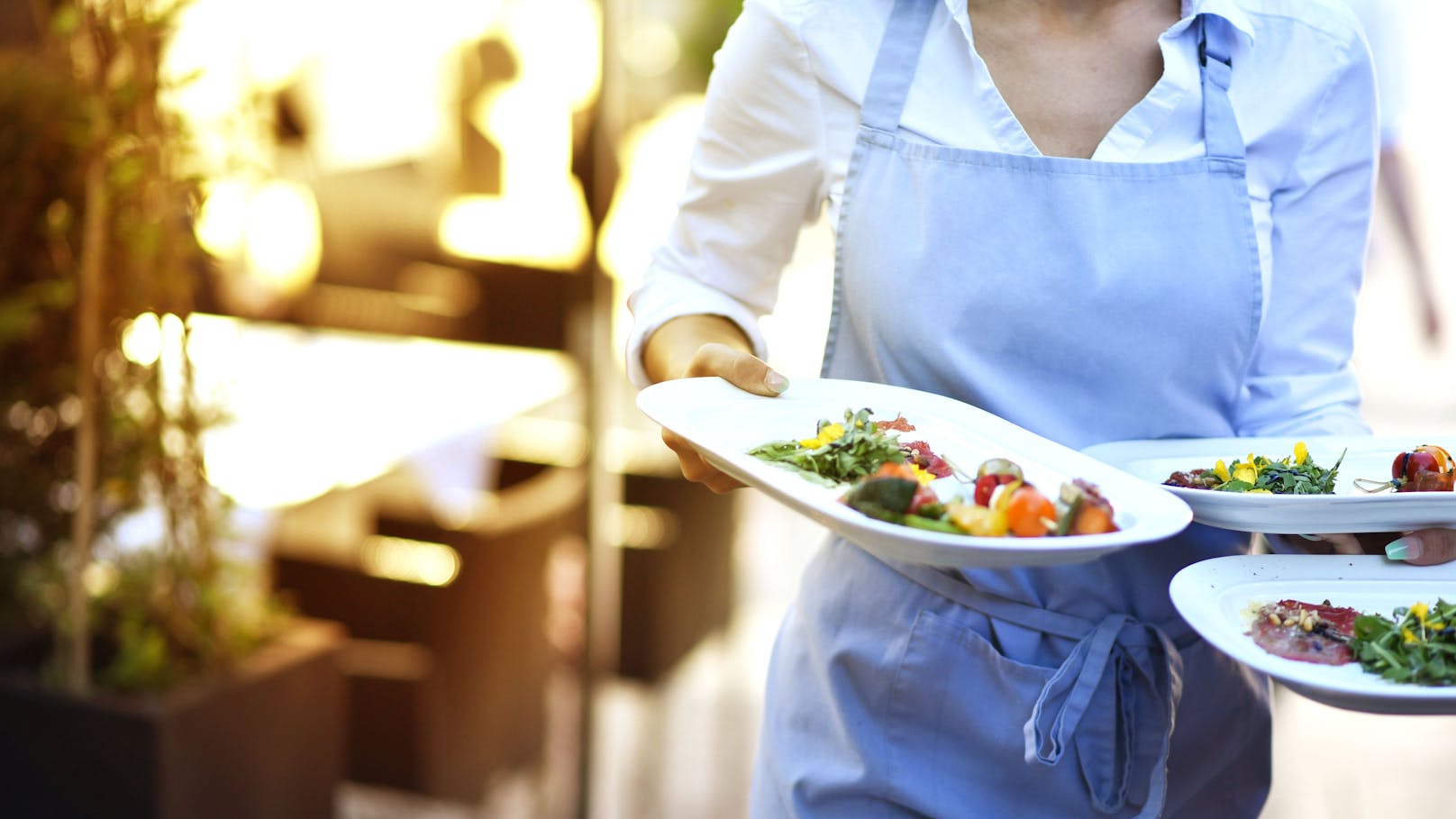 Ein Kellner verlangte für einen freien Tisch zehn Prozent Trinkgeld – das schmeckt nicht allen.