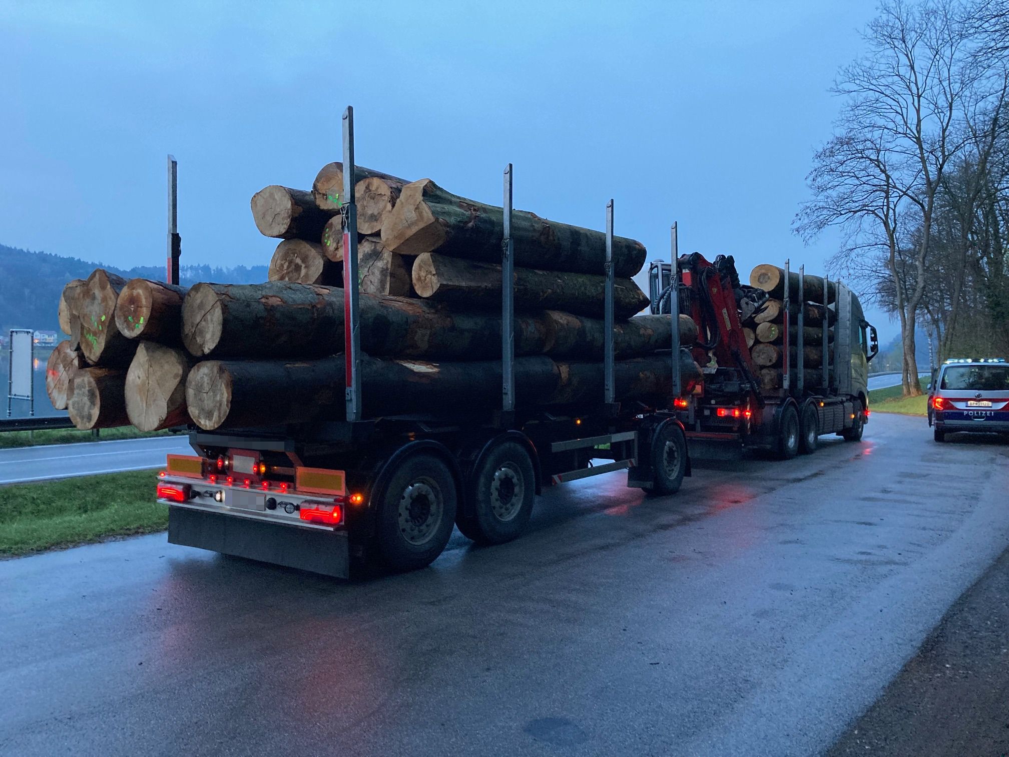 Holztransporter völlig überladen