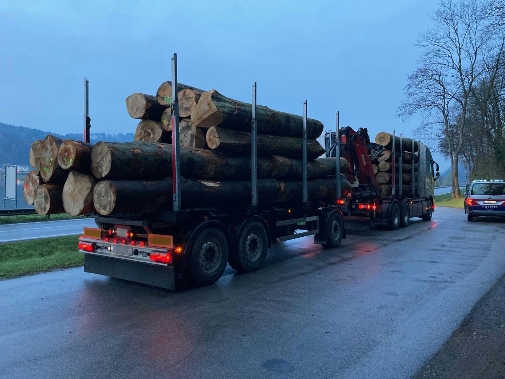 Holztransporter völlig überladen.