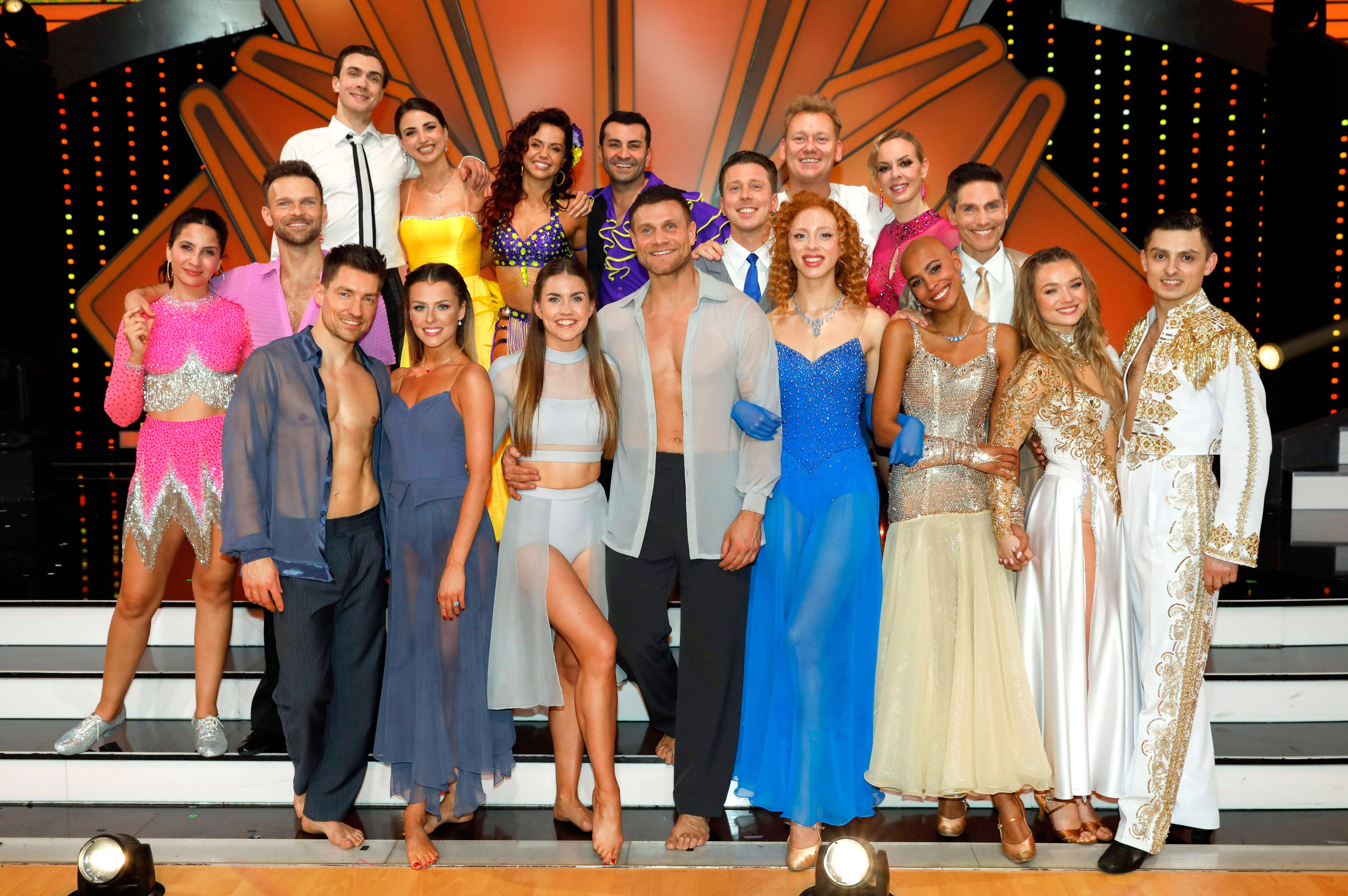 Chryssanthi Kavazi, Vadim Garbuzov, Philipp Boy, Timon Krause, Ekaterina Leonova, Patricija Ionel, Christina Luft, Mariia Maksina, Ali Güngörmüs, Mimi Kraus, Valentin Lusin, Anna Ermakova, Jens Knossi Knossalla, Isabel Edvardsson, Sharon Battiste, Christian Polanc, Julia Beautx und Zsolt Sandor Cseke in der fünften Live-Show der 16. Staffel der RTL-Tanzshow "Let's Dance".