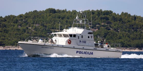 Ein Polizei-Boot patrouilliert vor der Küste Kroatiens.